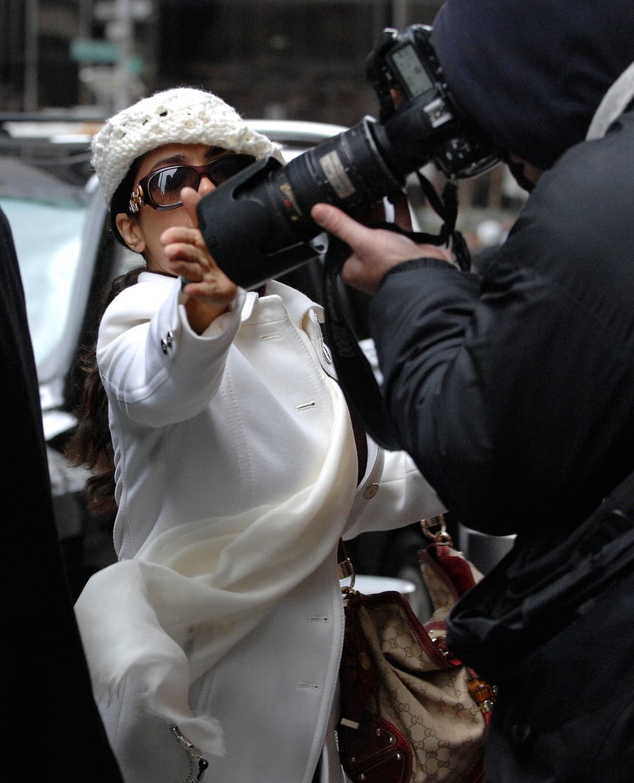 Enfureció ante la insistencia de los fotógrafos.