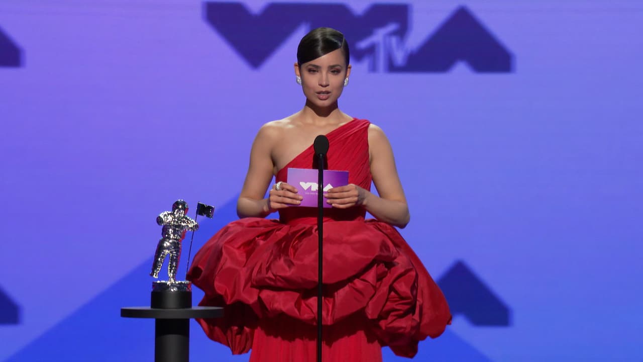 <b><a href="https://www.univision.com/shows/el-gordo-y-la-flaca/sofia-carson-habla-del-estreno-de-su-nueva-pelicula-y-lo-dificil-que-es-estar-separada-de-sus-padres-esta-cuarentena-video" target="_blank">Sofía Carson</a></b> llegó con esta pieza en rojo, uno de los vestidos más espectaculares de la noche. 
<br>