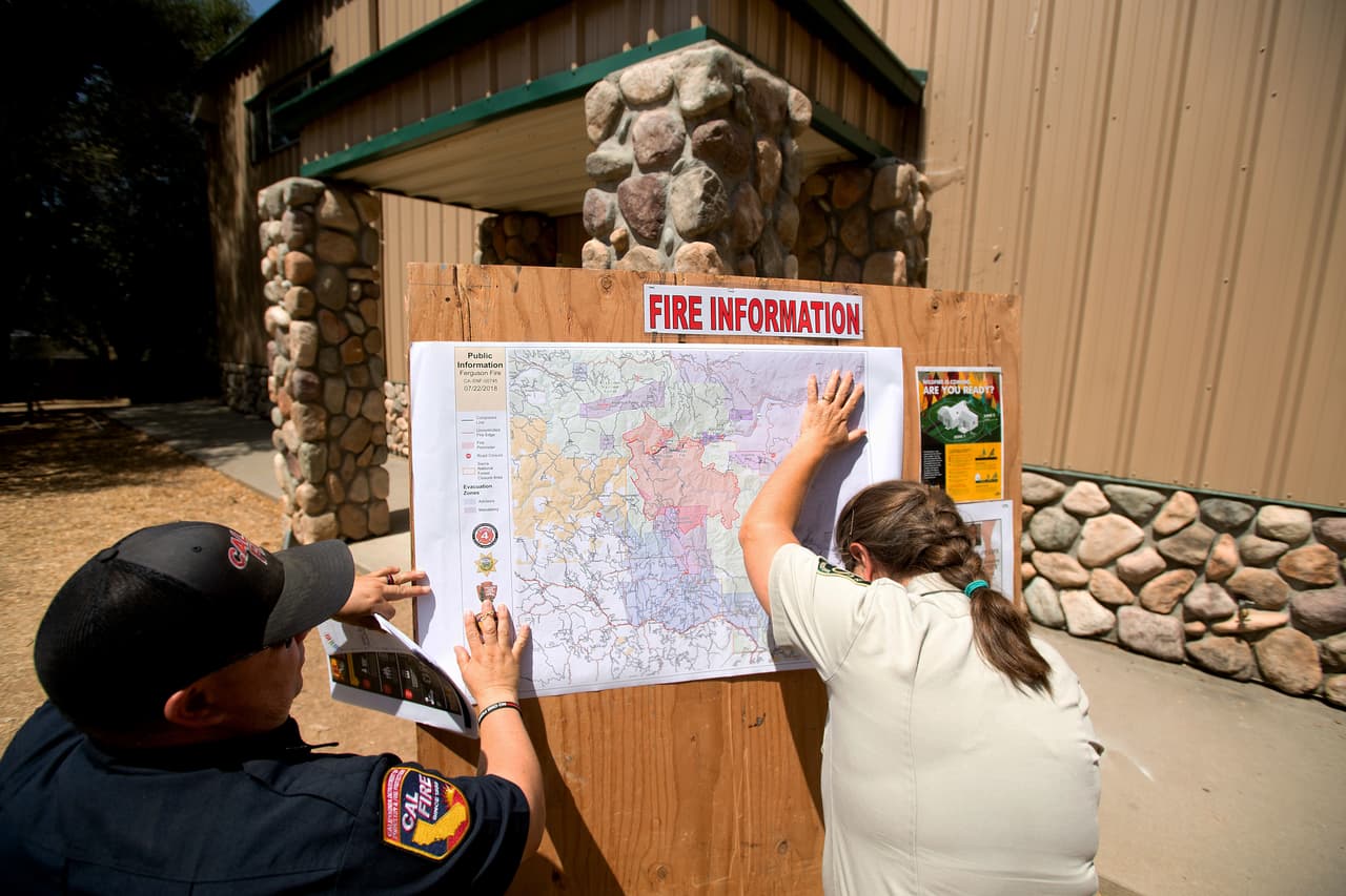 Residentes y familiares de otros habitantes de la zona acuden a los puntos de información para enterarse de lo que sucede con el incendio Ferguson que arde desde el 13 de julio.