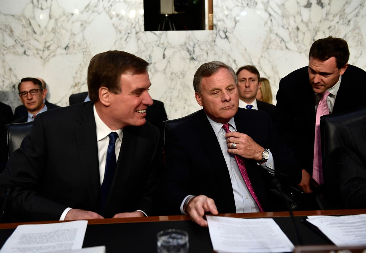 Los senadores Richard Burr y Mark Warner, Presidente y Vicepresidente del Comité de Inteligencia, antes de la presentación de James Comey.