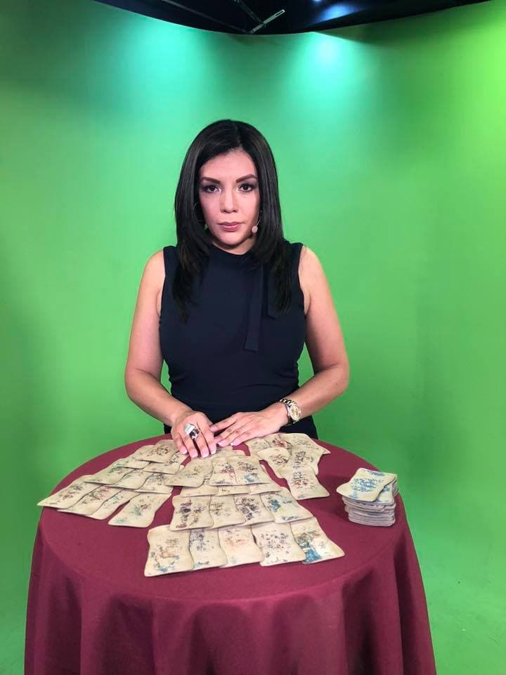 Deseret, quien en diciembre de 2009 
<b><a href="http://www.chicagotribune.com/hoy/ct-hoy-8006809-deseret-tavares-y-sus-dotes-clarividentes-story.html">predijo los terremotos de Chile y Haití</a></b>, asegura que no es ninguna farsante. "Estoy para ayudar, es un don, un compromiso y una responsabilidad", le dijo al diario Chicago Tribune.