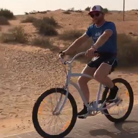 'Canelo' compartió parte de sus actividades durante su estancia en ese país de Medio Oriente, pero sin revelar si se encontraba acompañado por alguien.