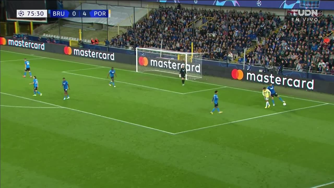 ¡TIRO ATAJADO! disparo por Mehdi Taremi.