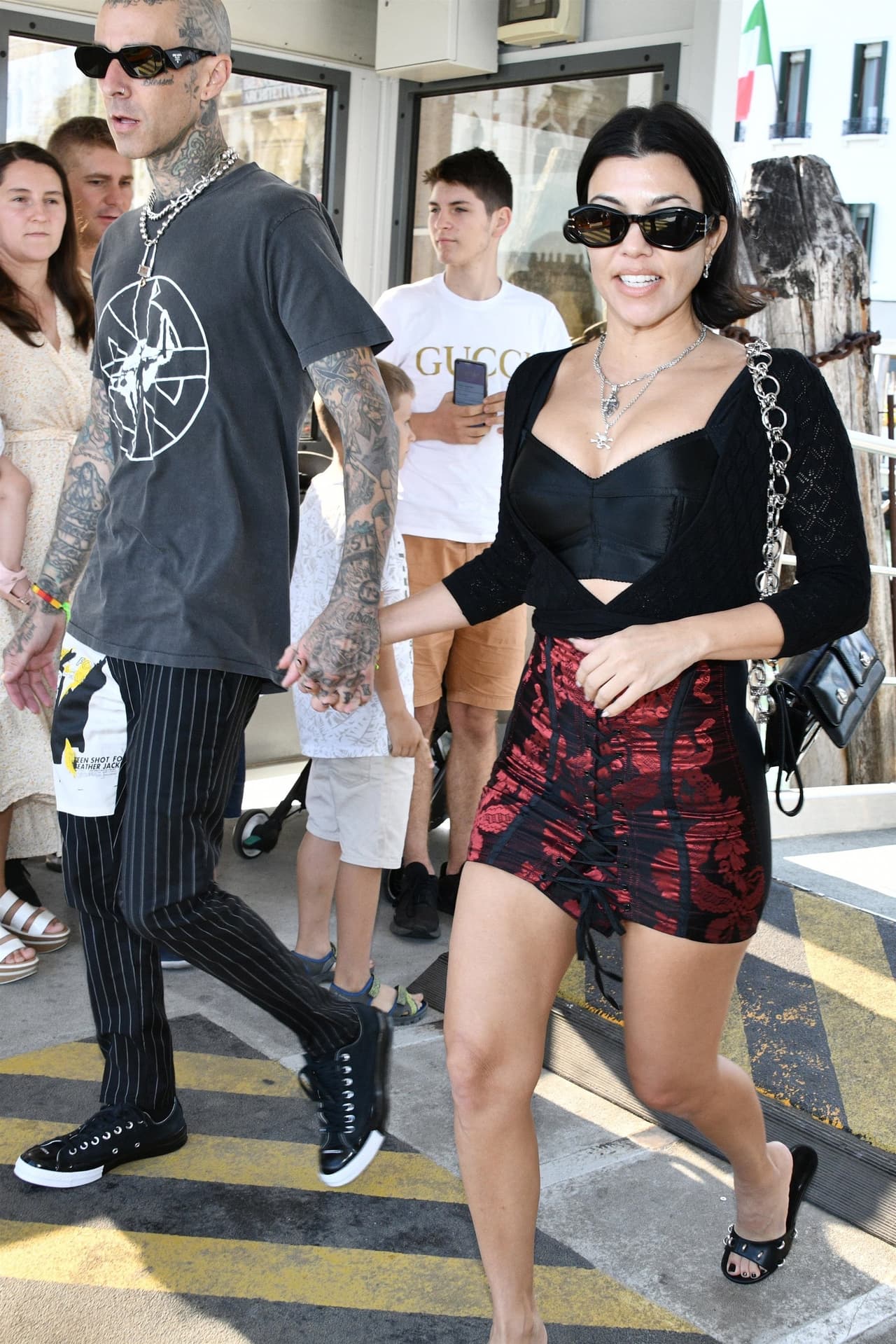 En uno de los paseos que hicieron por el destino turístico, la empresaria sorprendió con un atuendo definido por las publicaciones de moda internacionales como "chic gótico".