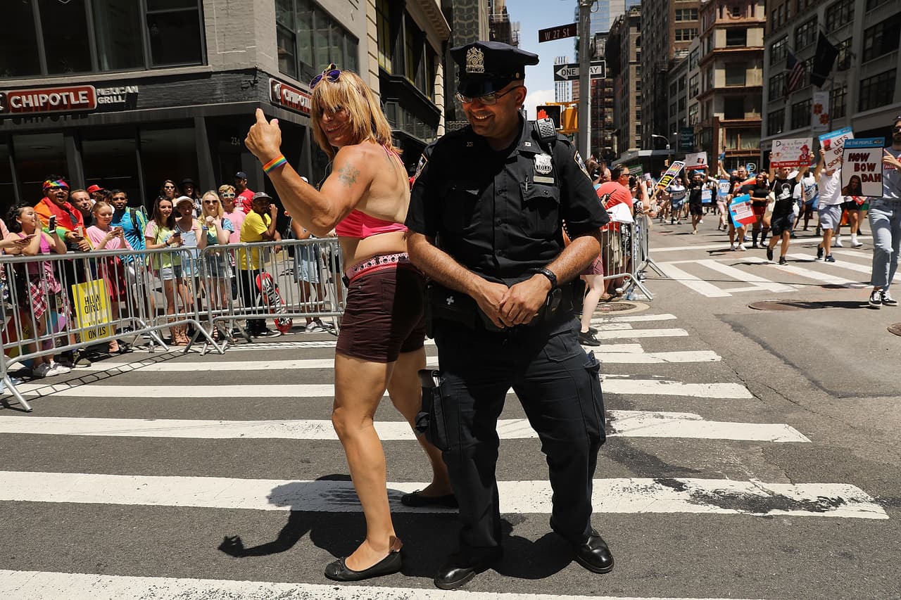 Un oficial de policía baila con un participante en el Desfile anual del Orgullo Gay.