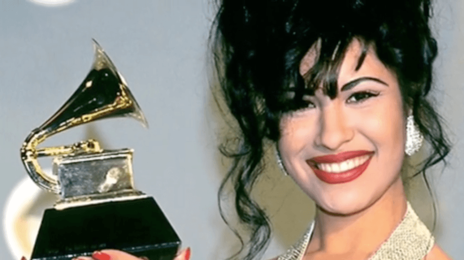 <b>Selena</b> por muchos años formó parte del grupo
<b>'Selena y Los Dinos'</b>, antes de firmar con la compañia
<b>EMI Latin </b>como solista.