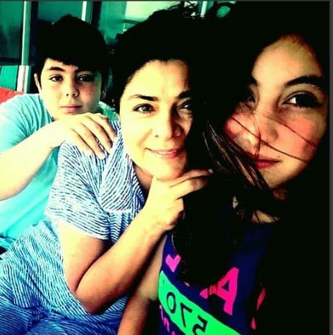 Durante la niñez de sus dos hijos menores la actriz no se dejaba ver con frecuencia en compañía de Vicky y Anuar, pero ahora que son adolescentes suele publicar imágenes junto a ellos.
