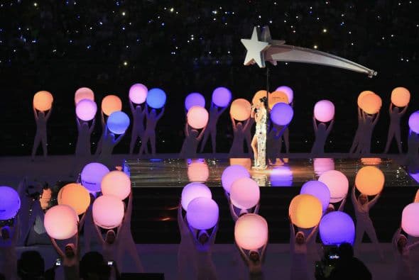 El estadio se iluminó y ella se preparó para cerrar esta gran presentación.