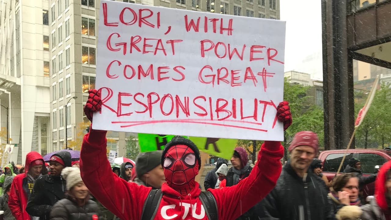 Aprovecharon para cargar pancartas disfrazados de superhéroes.