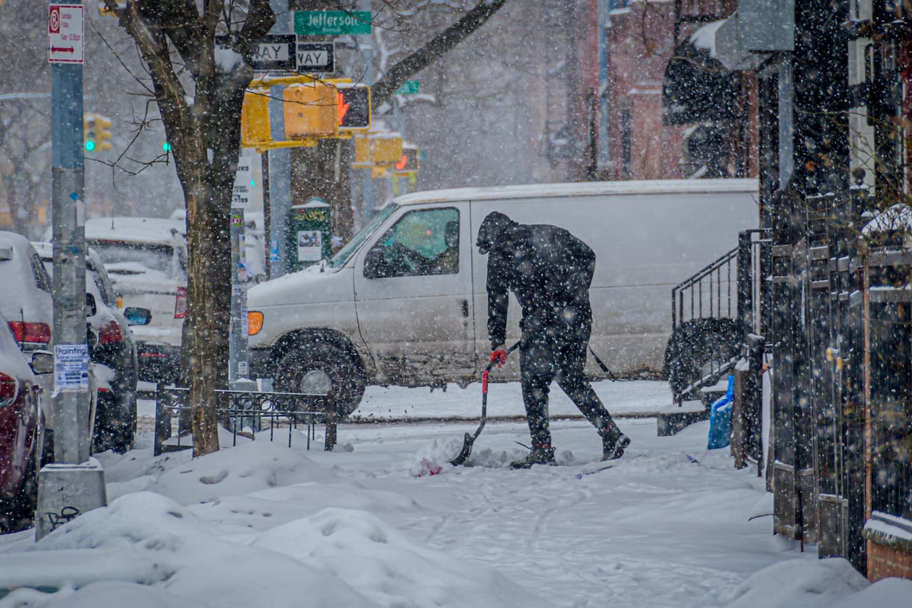 Muchas personas salieron a las aceras para limpiar la nieve.