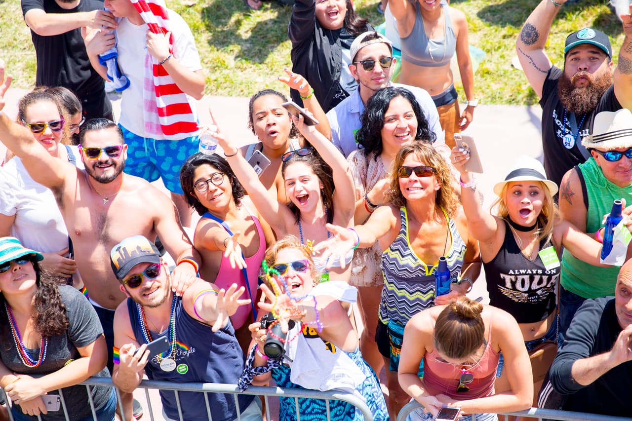 Además de Univision, otras compañías y la cámara de comercio de Miami Beach apoyaron el desfile con autobuses desde los que lanzaban regalos al público.