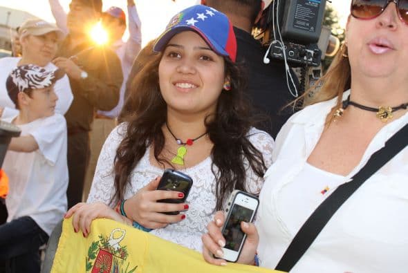 A cantos y gritos pidieron paz y libertad en la calle Westheimer, una de las más transitadas de Houston. 
