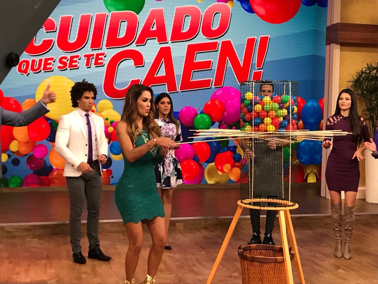 Antes de despedir a nuestra invitada, la invitamos a jugar "Cuidado que se te caen las pelotas".