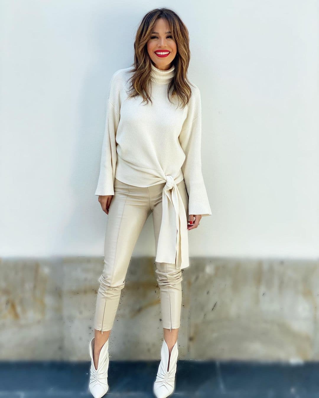 Los pantalones de cuero son una de las prendas favoritas de la presentadora, los cuales lleva en distintos colores, como estos beige en corte recto y un largo más arriba del tobillo.