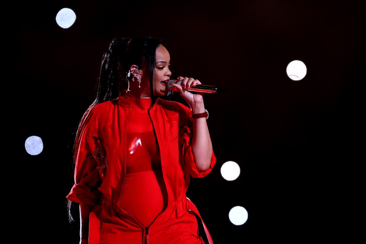 Rihanna se apoderó del escenario durante el Apple Music Super Bowl LVII Halftime Show en el State Farm Stadium el 12 de febrero de 2023 en Glendale, Arizona.