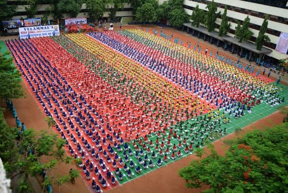 Niños en la India se prepararon a lo largo de la semana para el primer Día Internacional del Yoga.
