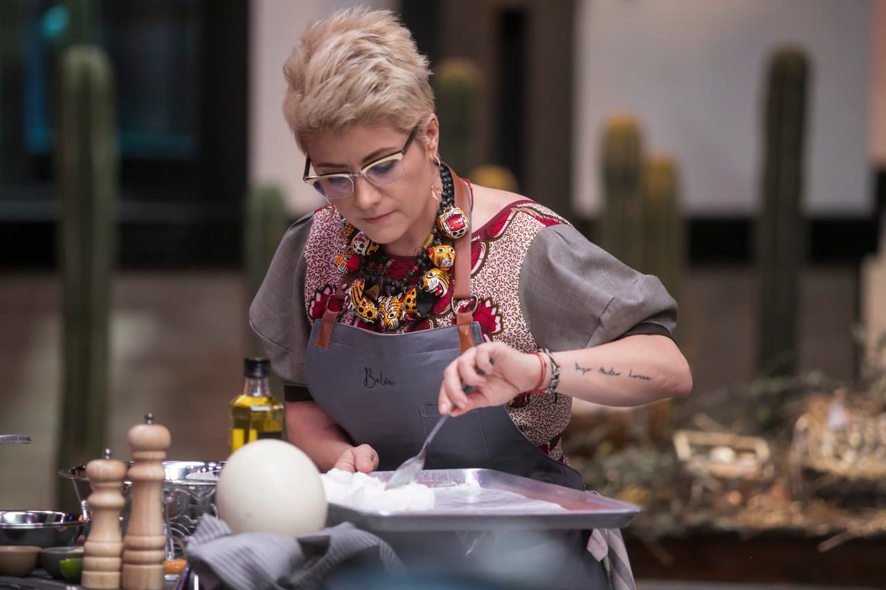 La chef se colocó enmedio del foro y les mostró la mejor técnica.