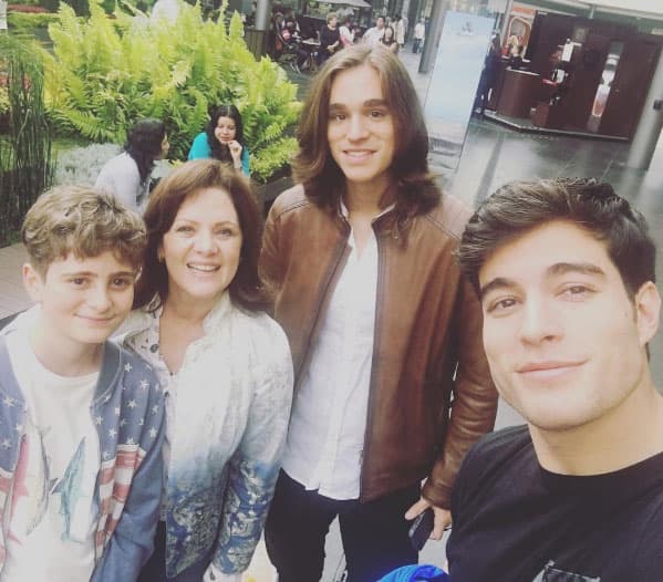 Los compañeros de telenovela de
<b><a href="http://www.univision.com/temas/erika-buenfil">Erika</a></b> ya conocen a
<b>Nico </b>y se llevan muy bien, así como
<b><a href="http://www.univision.com/temas/danilo-carrera">Danilo Carrera</a></b>.