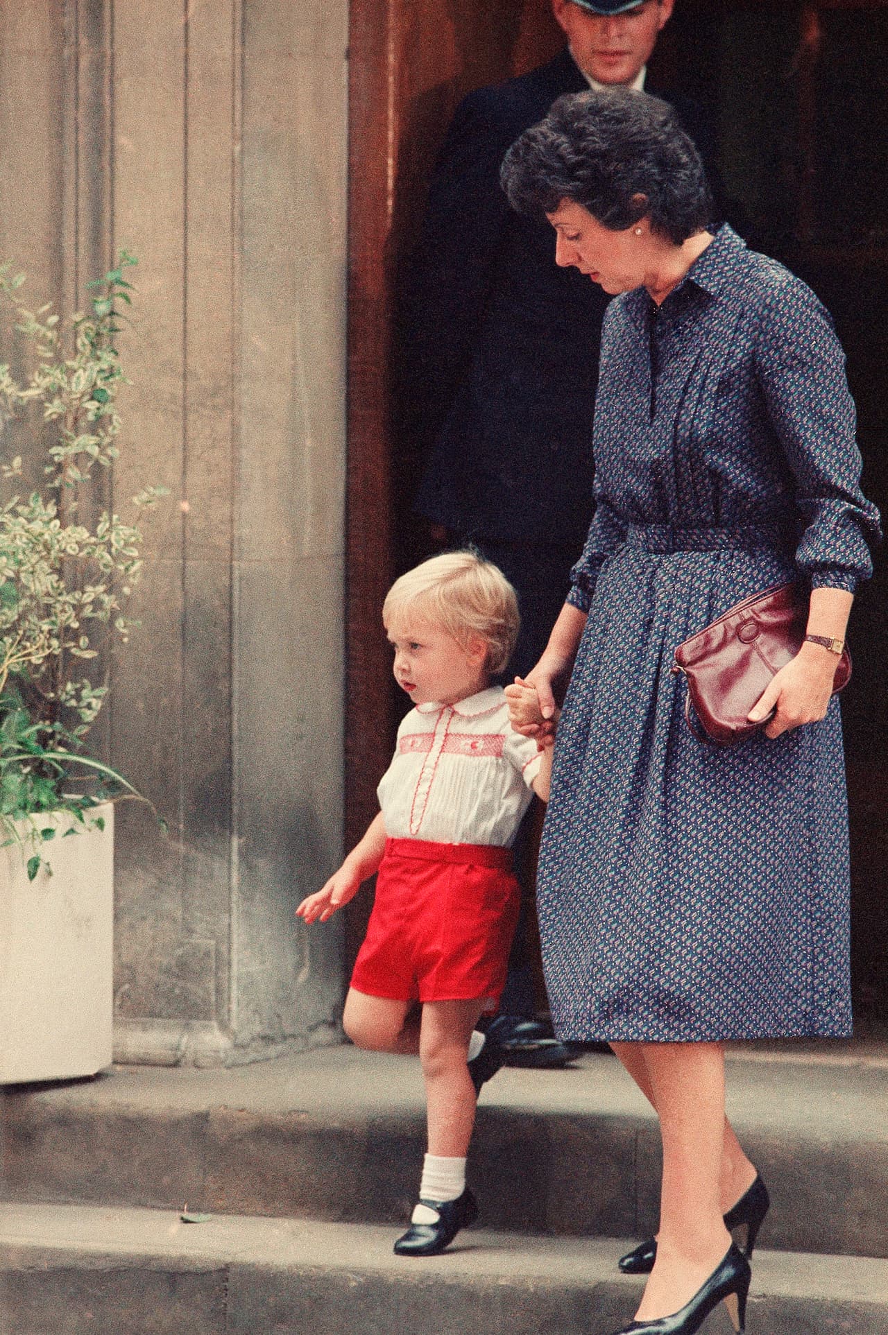 El pequeño príncipe William asistió acompañado de su niñera a visitar a su madre después de que dio a luz a su hermano Harry en 1984.