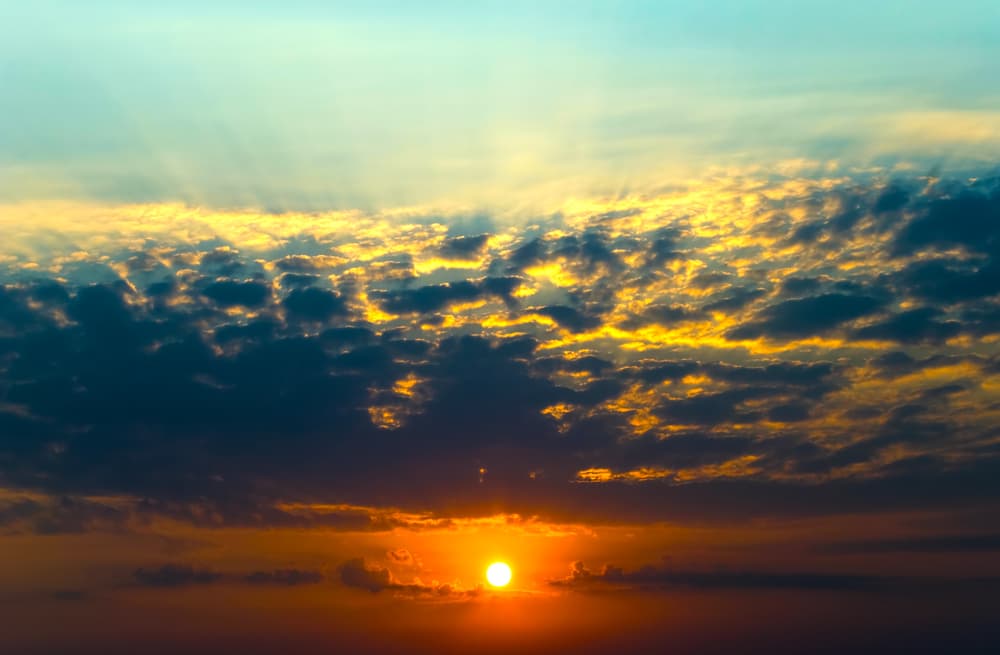 Es un acontecimiento que se repite cada año y ha venido ocurriendo desde que la Tierra se formó, aproximadamente hace unos 5,100 o 4,400 millones de años, según han podido determinar los geólogos y geofísicos usando técnicas modernas de fechado radiométrico y otros estudios científicos. Por: Profesor Zellagro