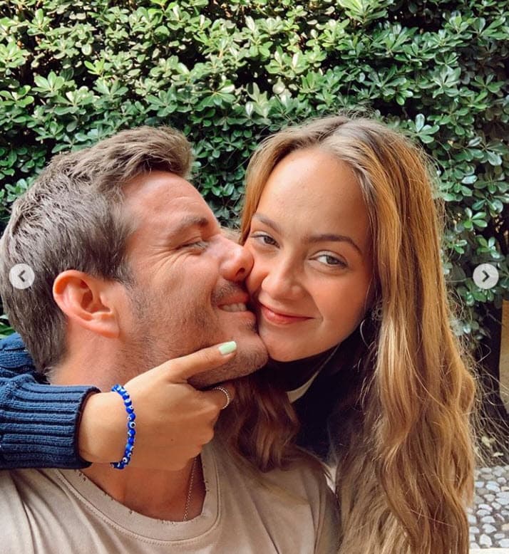 <b>Ambos se tiraron de un paracaídas</b> y al pisar tierra el se hincó y le entregó el anillo de compromiso.
<br>