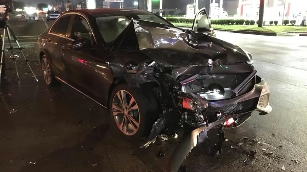 Así quedó una patrulla del sheriff del condado Harris tras ser estrellada por dos vehículos. Un conductor sospechoso de manejar ebrio impactó primero la unidad en la parte trasera y la lanzó a una intersección donde otro vehículo la estrelló en el lado del pasajero.