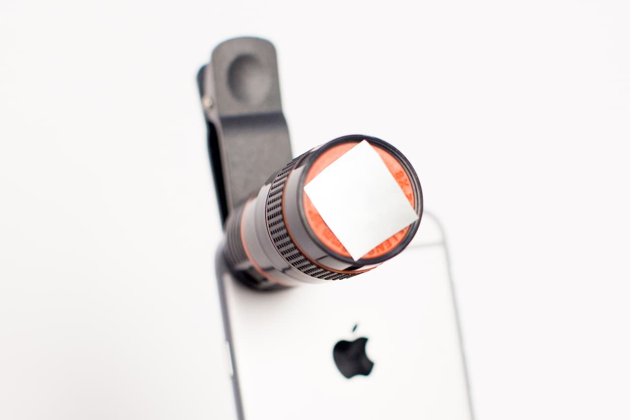 <b>5.- Siempre un filtro. </b>
<br>Para fotografiar el sol, el teleobjetivo debe tener un filtro como el que llevamos en nuestros ojos. Puede colocarse al frente o al final, pero siempre debe llevarlo. Este teleobjetivo con el filtro en la punta es uno muy simple y barato, de 8X, suficiente para hacer una buena toma del eclipse.
<br>