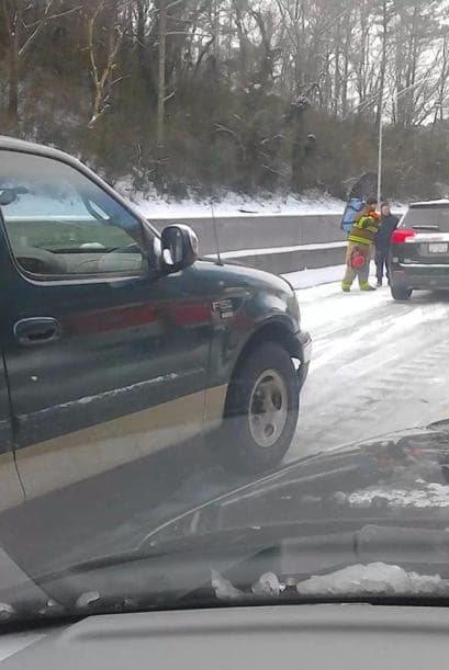Jorge Sosa Arellano comparte esta imagen que muestra a un bombero prestando ayuda a los automovilistas.