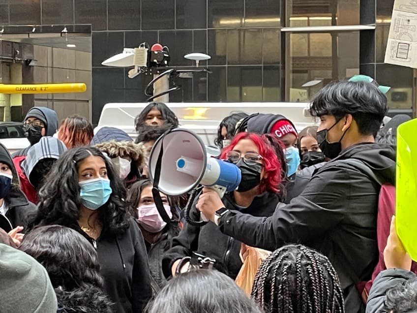 Durante la protesta, los alumnos esperaban entregar más demandas a las autoridades, como una computadora con internet.