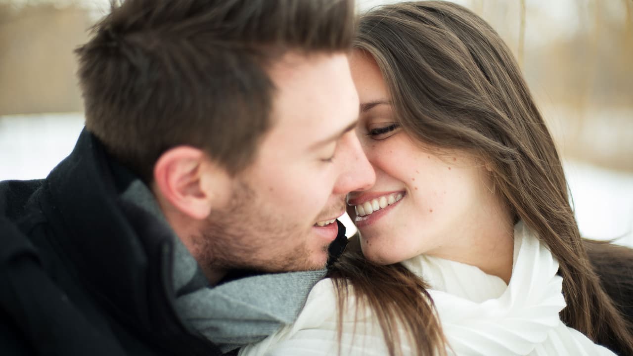 <b>GÉMINIS</b>
<br>Es uno de los signos más divertidos y juguetones del zodiaco por lo que te puedes esperar los besos más creativos y originales, siempre con una sonrisa. Por su doble personalidad, le encantará besarte de mil y una forma distintas; ningún beso se parecerá entre sí.