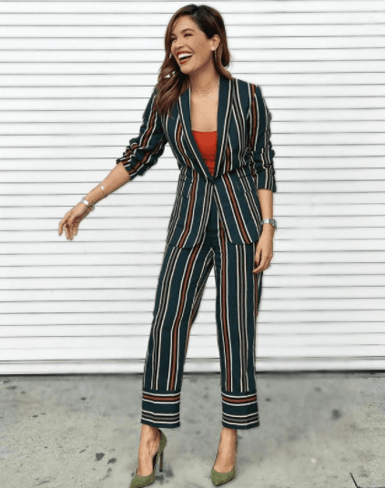 Karla combinó este saco y pantalón a rayas con una playera en tono sólido, lo cual resalta su 'outfit'.