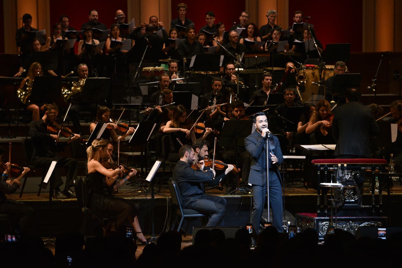 Mientras tanto, su esposo Luis Fonsi continúa su gira Mundial 'Love + Dance'. Actualmente se encuentra en Argentina donde tuvo una presentación especial junto a la Orquesta Sinfónica de Buenos Aires.