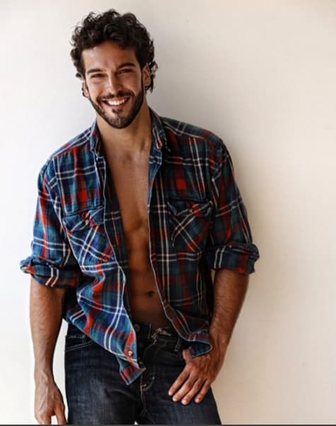 Este galán por fin se decidió a darle el anillo de compromiso.