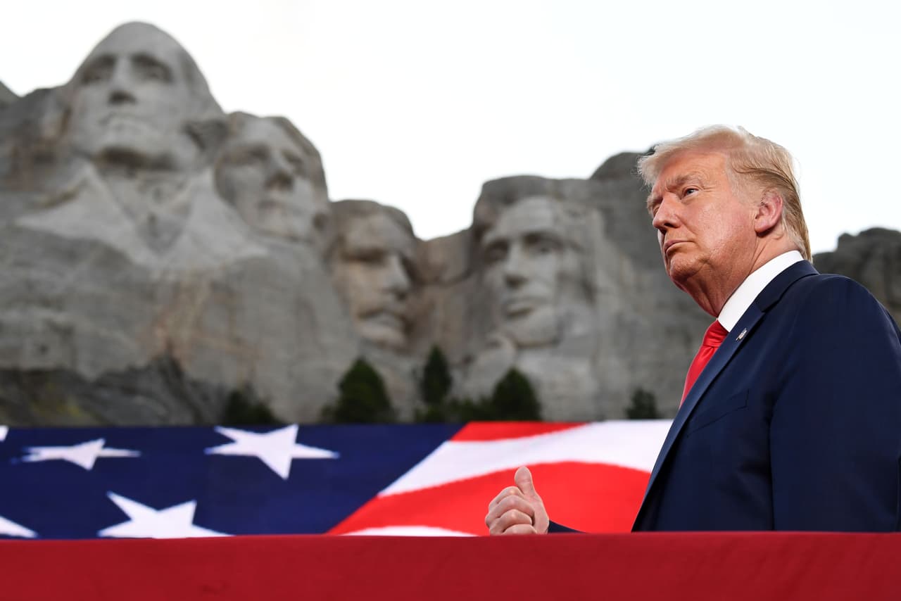 En su discurso, frente a las caras talladas en la montaña de cuatro presidentes de la nación, Trump defendió los monumentos del país, en un contexto en el que ha cobrado fuerza un debate sobre su significado y las figuras asociadas con el racismo.
