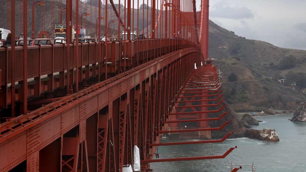 La red metálica se extenderá unos 20 pies hacia los costados del puente Golden Gate.