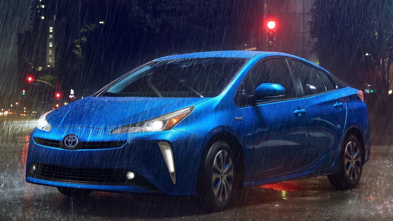 <h3 class="cms-H3-H3">6. Toyota Prius</h3>
<br>El decano de los híbridos en Estados Unidos durante los últimos 22 años, disponible por 4 generaciones, este compacto híbrido ofrece economía y calidad a un precio razonable. Su aspecto futurista siempre ha sido el blanco de los más criíticos, pero esto no ha afectado para nada su creciente popularidad. El Prius ha visto llegar e irse a muchos imitadores.