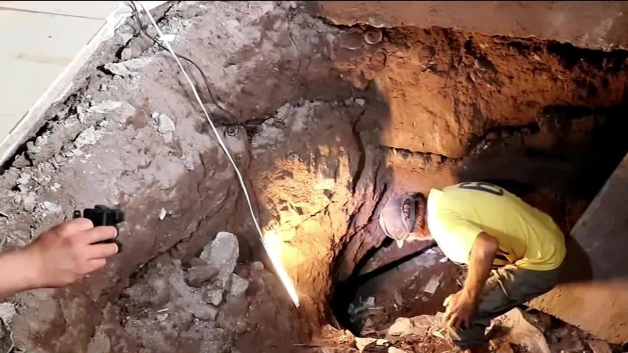 Familia mexicana es sorprendida por un socavón dentro de su casa que resultó ser un narcotúnel