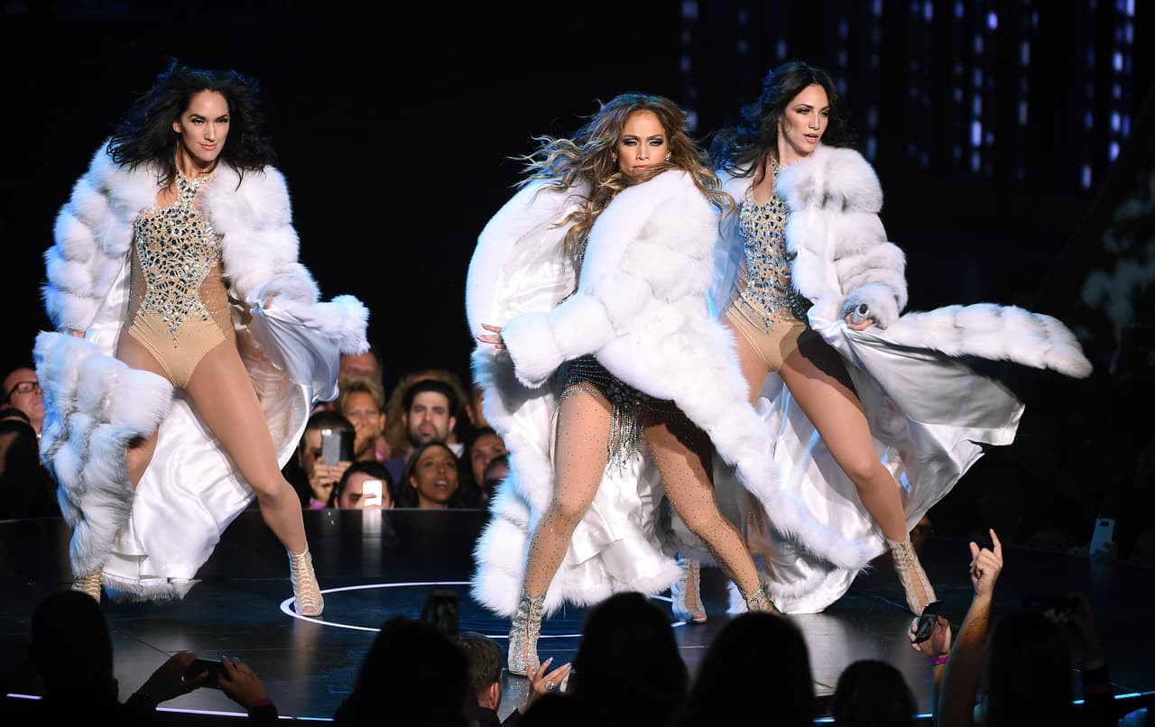 La cantante cierra su espectáculo con el tema 'On the Floor', mismo que le demanda un gran esfuerzo físico.