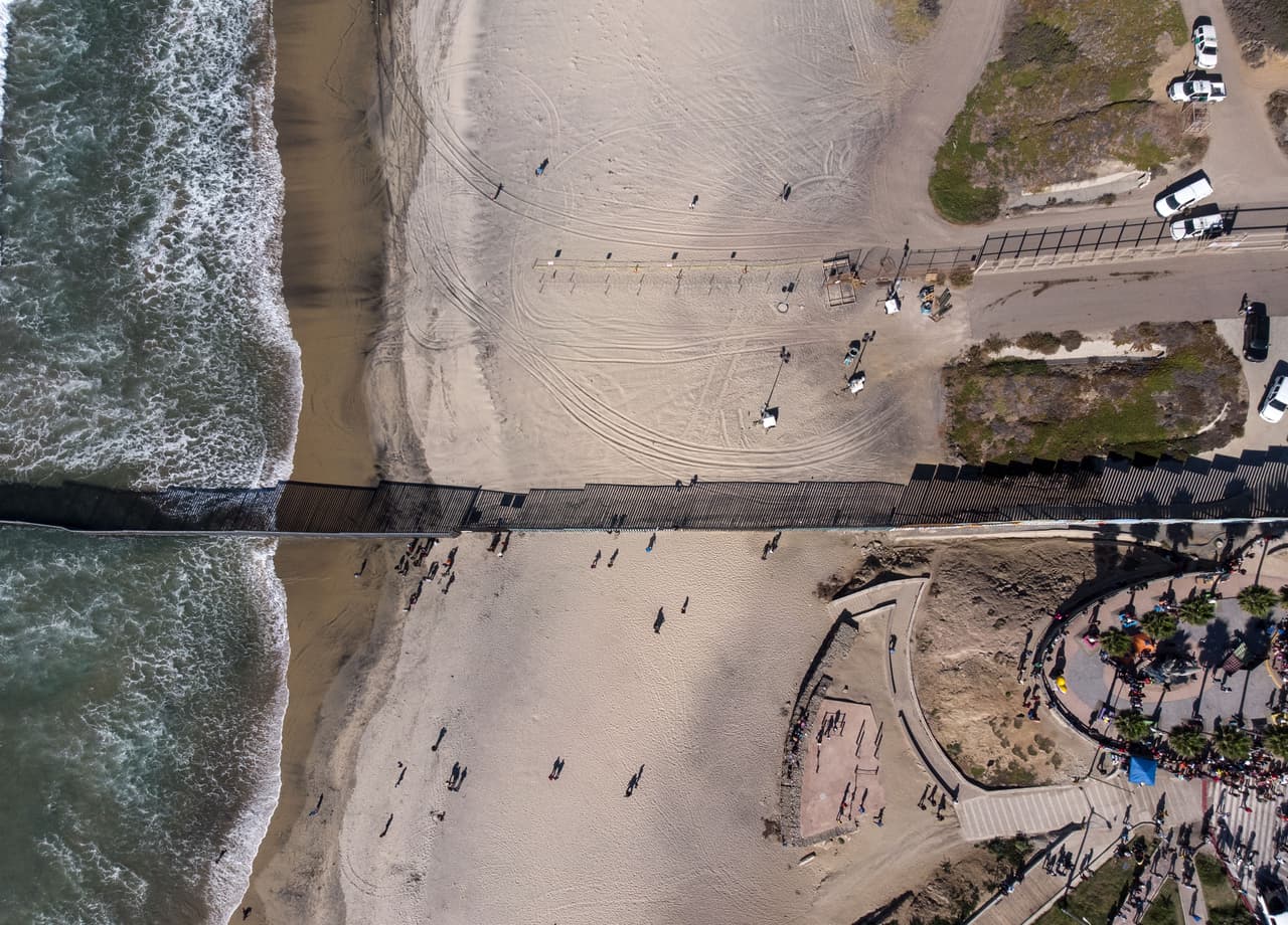 Una toma aérea de la playa de Tijuana y el Parque de la Amistad.