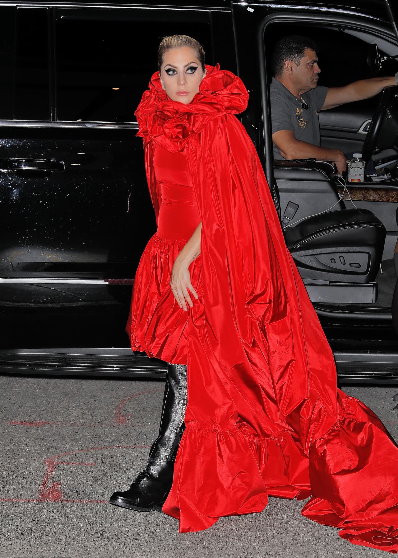 Un gigantesco vestido rojo con una cola tremenda.