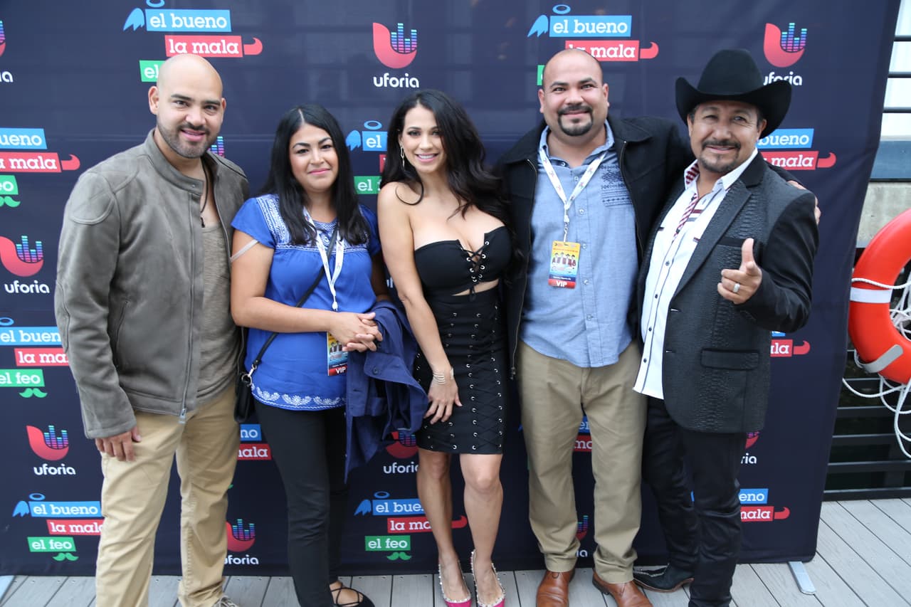 Raúl 'El Pelón', Carla Medrano y El Feo premiaron a sus oyentes con una noche inolvidable al lado de Calibre 50 en un bote privado.
