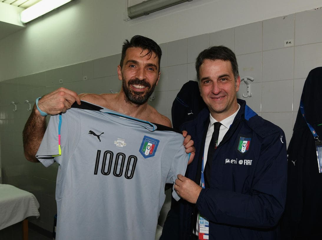 Gianluigi Buffon (Juventus F.C.) - Acumula 1,000 partidos como profesional desde 1995 hasta la actualidad. Ha jugado con Parma, Juventus y la selección de Italia.