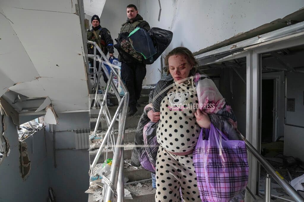 Con su pijama y todas sus pertinencias encima, con visibles heridas en el rostro, Mariana Vishegirskaya sobrevivió y pudo escapar del hospital materno infantil de Mariupol que este miércoles 9 de marzo fue bombardeado por Rusia.