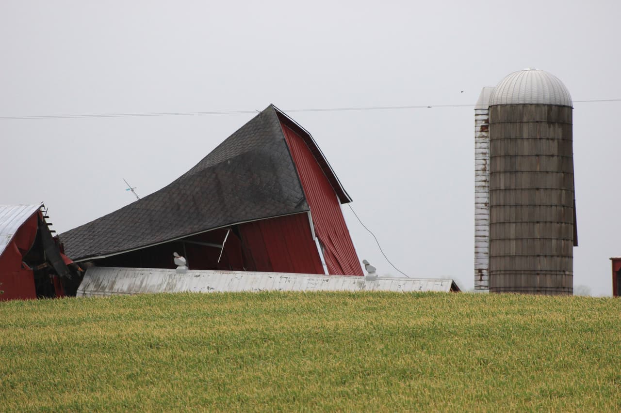 Un establo derrumbado por un tornado al suroeste de Nashville, Michigan. Otto agregó que las advertencias para hoy se extendían desde Texas, Oklahoma y Kansas hacia el este hasta Arkansas y el suroeste de Missouri.
