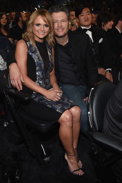 Miranda Lambert y su esposo Blake Shelton, bien juntitos y muy felices, pues ella se coronó con un GRAMMY.