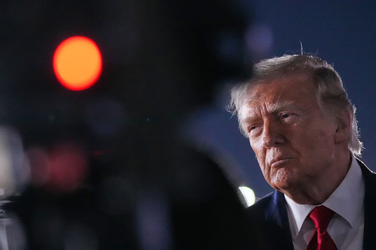 Donald Trump durante un acto nocturno. Su regreso al escenario político culminó con su victoria en las elecciones presidenciales de 2024.