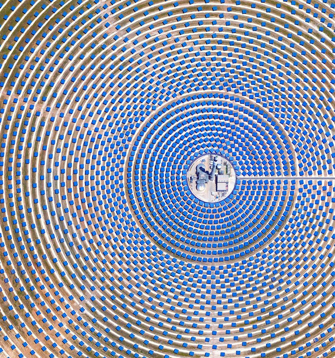 Un campo de placas solares en Sevilla, España. Las 2,650 placas transforman la energía térmica del sol en electricidad a través de una torre de sal fundida.