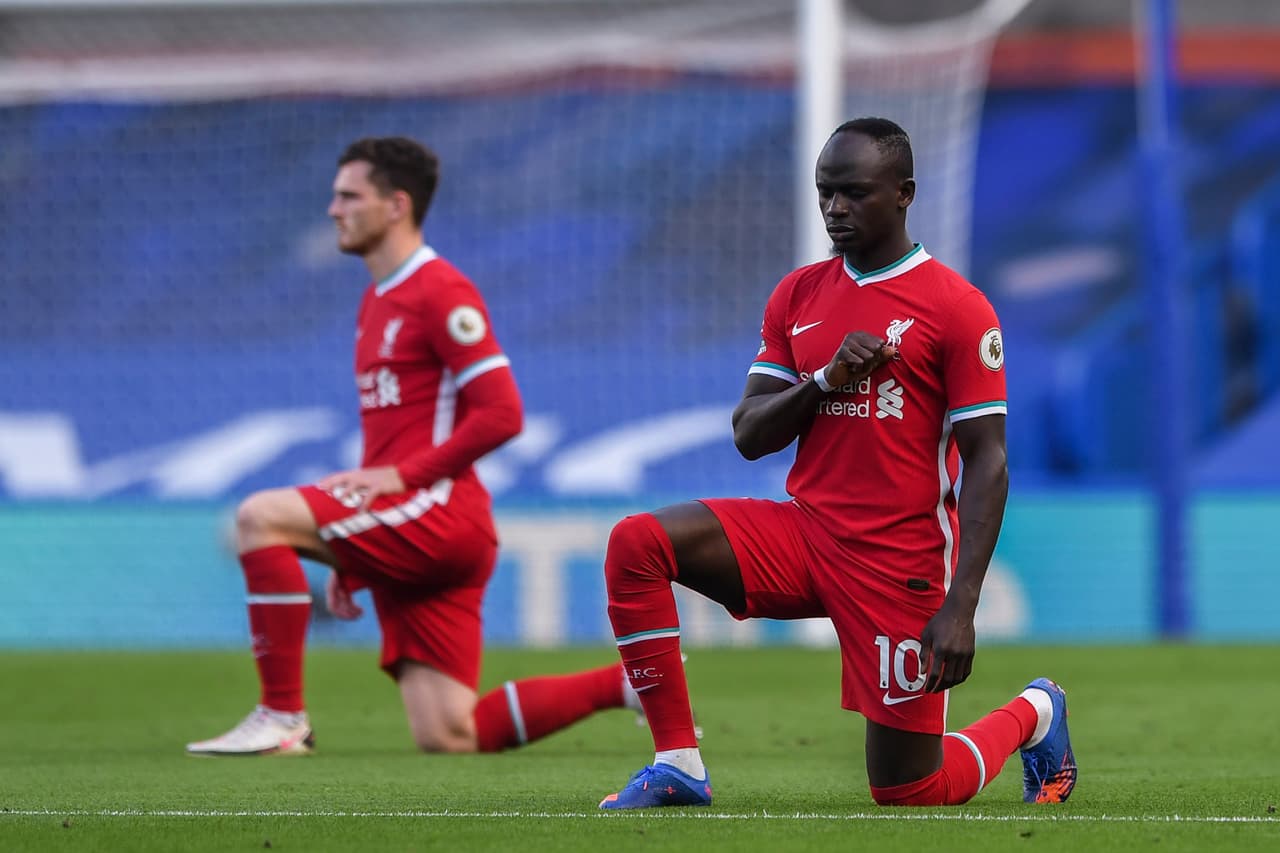 Una mala salida del portero español pudo costarle el primer gol. Buena combinación de Salah y Firminho.