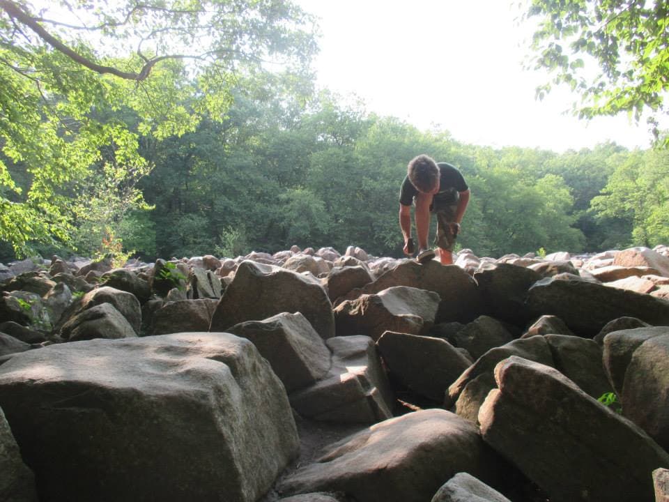 <b>Ringing Rocks</b>: Pensilvania es el hogar de muchos campos de rocas. Sin embargo, el campo de rocas en Ringing Rocks County Park es especial; emiten un sonido melódico cuando se golpean con un objeto metálico.