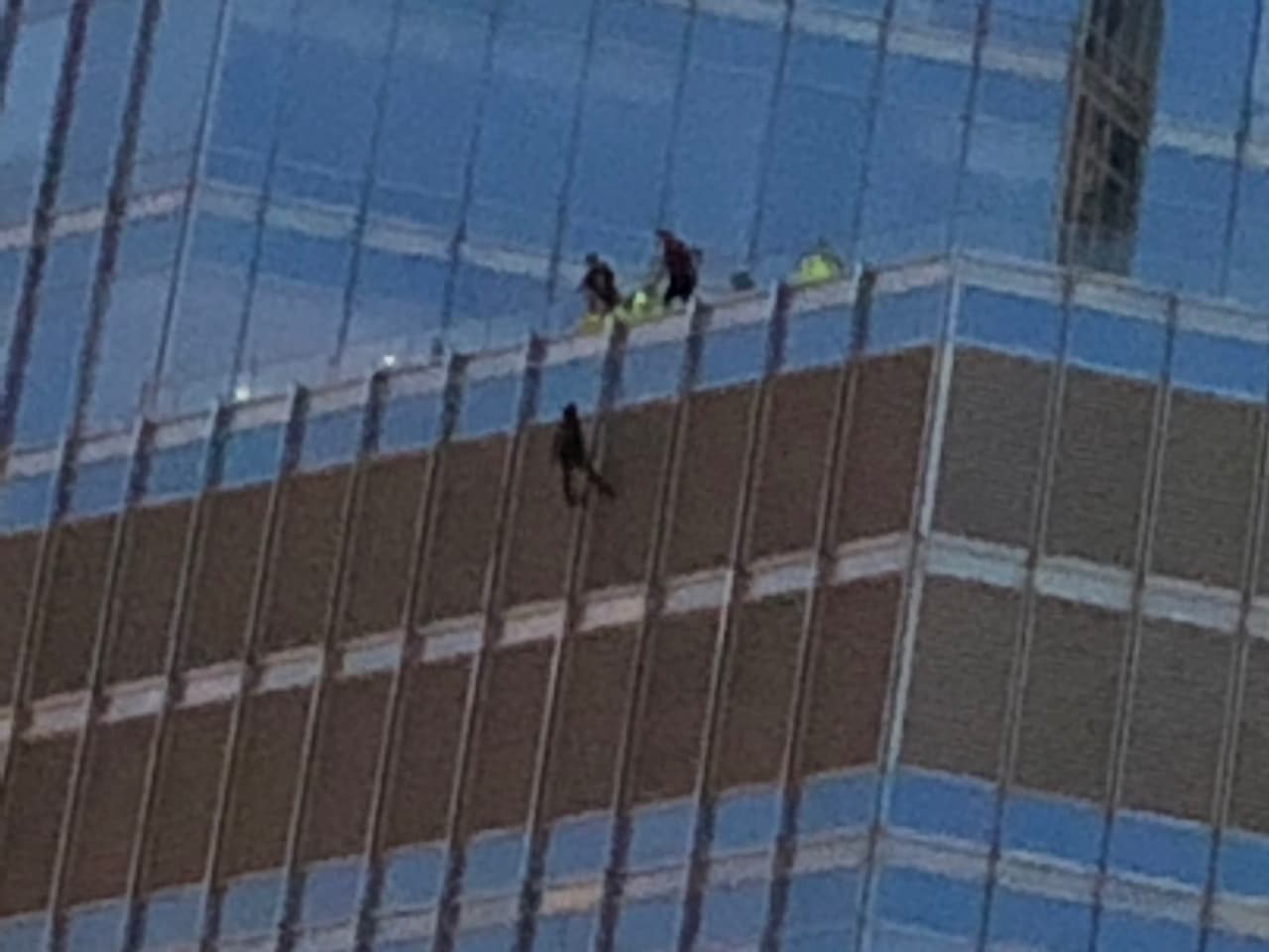 Un hombre se cuelga de la Torre Trump de Chicago y pide hablar con el presidente Donald Trump.